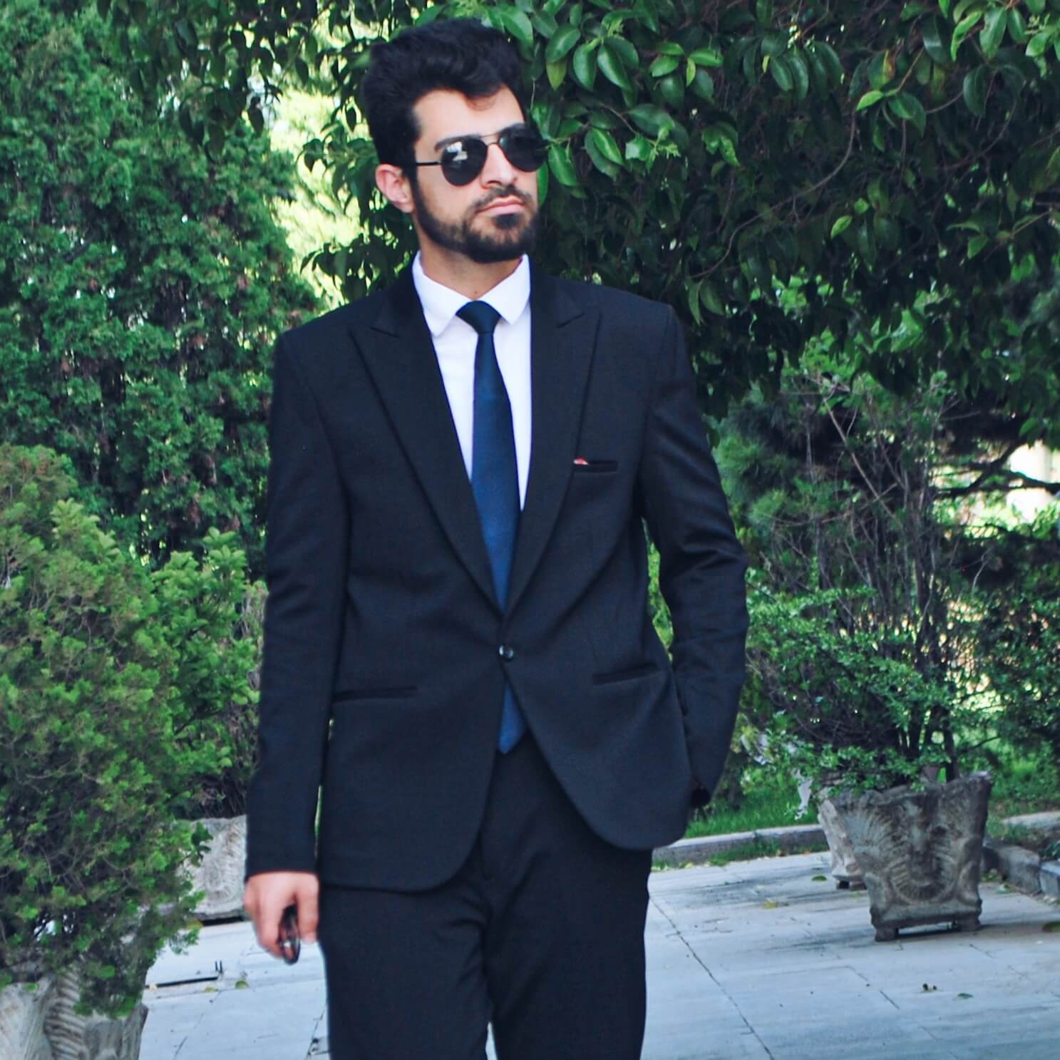 «مجتبی جاهد با کتوشلوار مشکی و عینک آفتابی در فضای سبز؛ استایل مردانه LC Man»